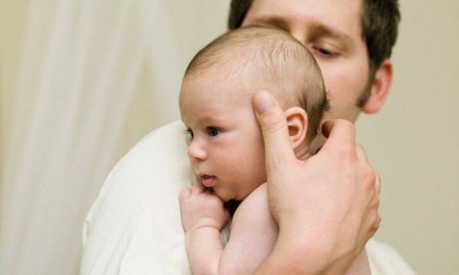 bế bé đúng cách để hạn chế tình trạng bé sơ sinh bị sôi bụng