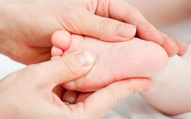 giữ ấm chân cho trẻ sơ sinh