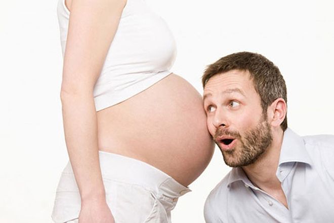 bố đang cảm nhận thai máy trong bụng mẹ