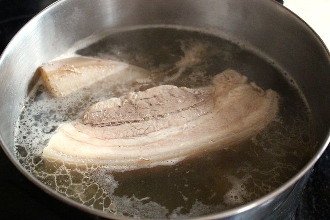 Cho thịt vào nồi ngập nước luộc chín