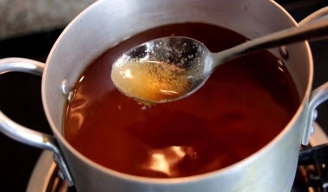 Cho hỗn hợp đường cát trắng, nước mắm này lên bếp nấu sôi