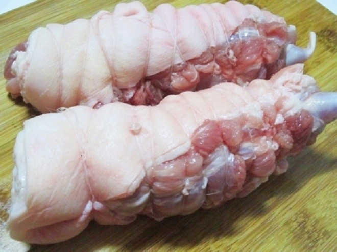Dùng lạt hoặc chỉ buộc chặt thịt trước khi luộc