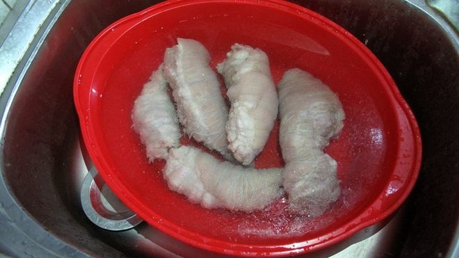 Ngâm thịt vừa luộc vào nước lạnh cho săn lại