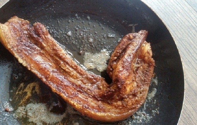Chiên thịt vàng giòn đều 2 mặt