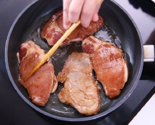 Cho thịt vào áp chảo vàng đều