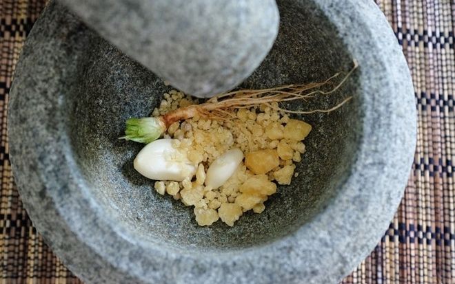 Giã nhuyễn đường thốt nốt, rễ ngò và tỏi