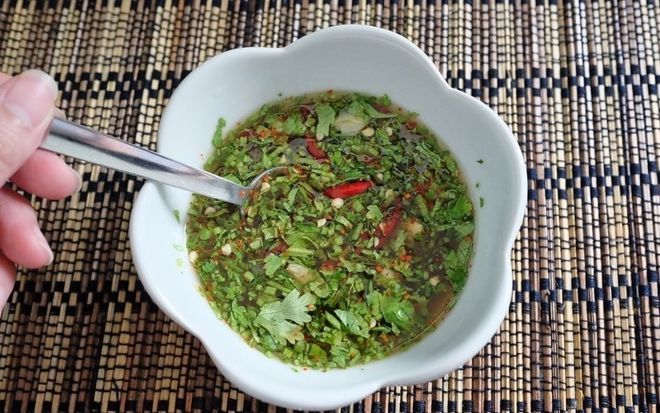 Nước sốt được làm từ tỏi, rau ngò, ớt tươi, đường và nước mắm