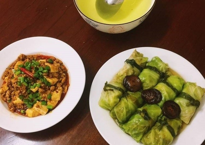 rưới nước sốt lên bắp cải