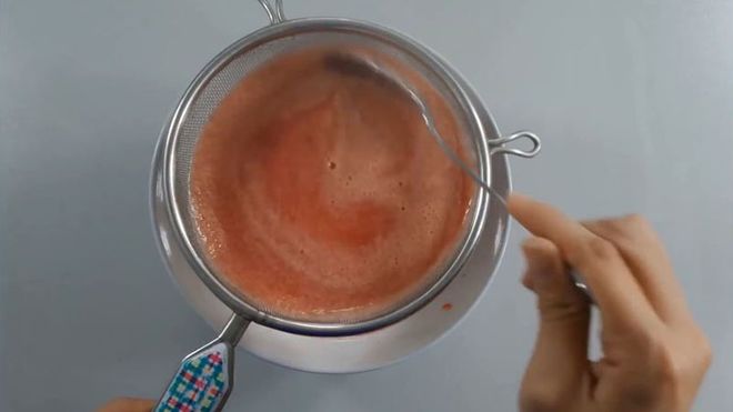 cho dưa hấu vào máy xay nhuyễn và lọc lấy nước cốt