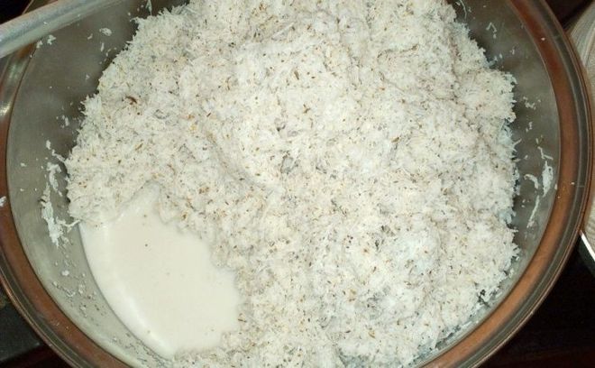 cho dừa bào ngâm với nước sôi