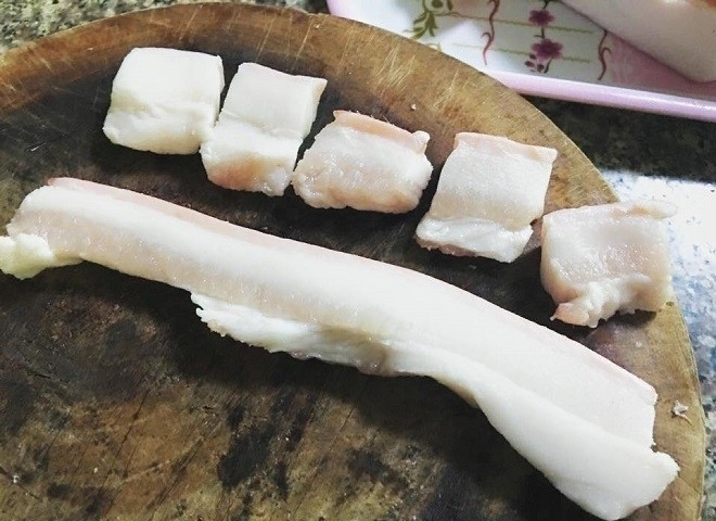 cắt mỡ heo thành từng miếng nhỏ