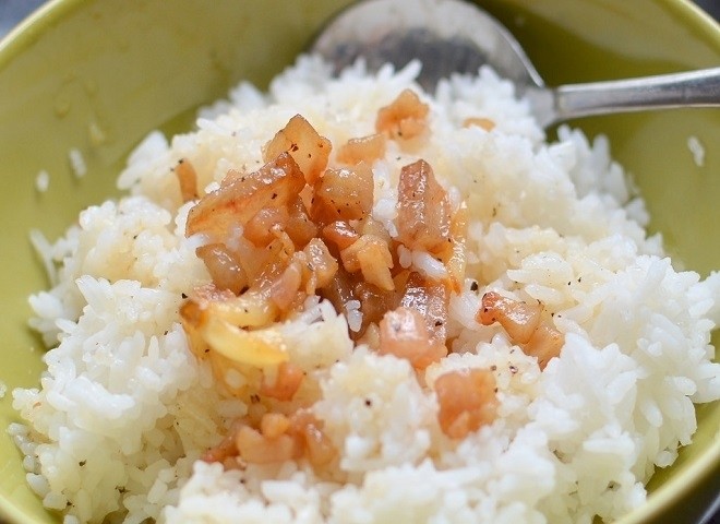tóp mỡ chiên nước mắm ăn kèm với cơm trắng