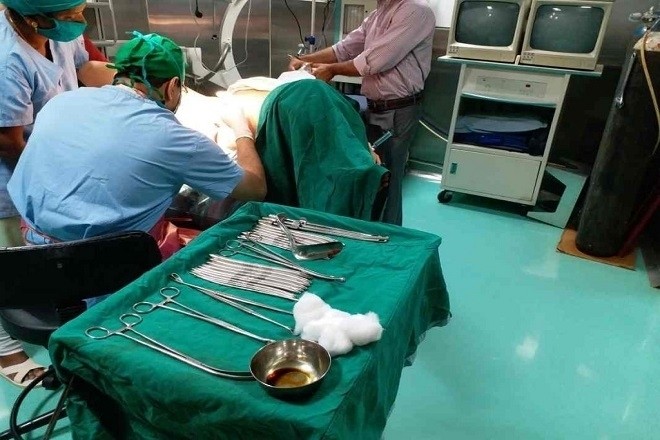 bác sĩ đang tiến hành nạo phá thai