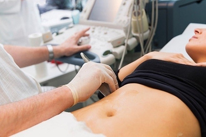 bác sĩ khám vùng bụng cho phụ nữ