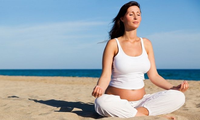 bà bầu tập yoga
