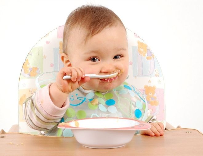 nấu cháo ăn dặm cho bé cả ngày là một sai lầm