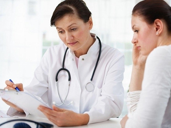 Bà bầu nên đến gặp bác sĩ nếu mình bị ra máu