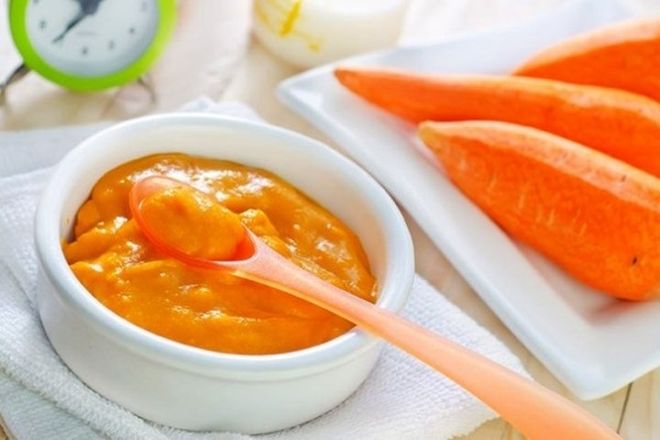 cháo bí đỏ thịt gà là món ăn dặm phổ biến của bé