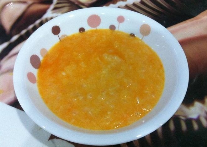 cháo gà cà rốt là món ăn dặm hấp dẫn cho bé