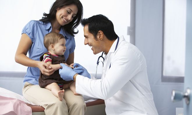 bác sĩ khám bệnh vui vẻ với trẻ