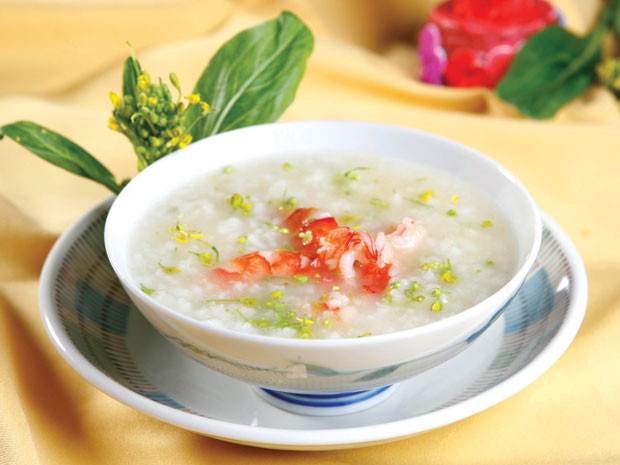 cháo tôm cải xanh là một trong những món ăn dặm phổ biến của bé dưới một tuổi