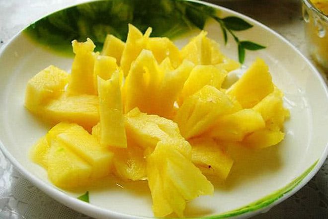 dứa làm sạch, thái miếng vừa ăn