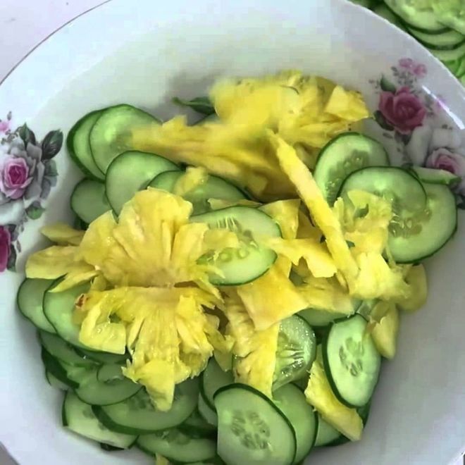 cho dứa, dưa chuột vào bát to và trộn đều với đường, muối