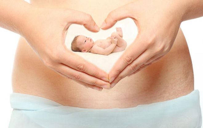 em bé vẫn phát triển trong bụng mẹ bình thường và 9 tháng 10 ngày sau chào đời