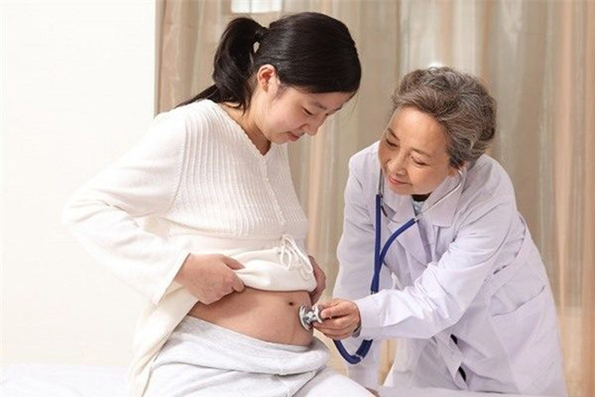 khám bác sĩ khi nhiệt độ cơ thể tăng cao