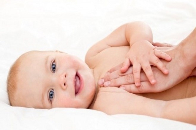 mát xa cho trẻ sơ sinh bị khô da