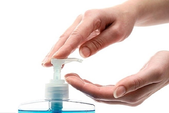 dùng dung dịch vệ sinh rửa âm đạo