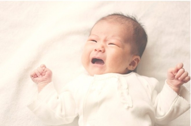 trẻ sơ sinh bị khô môi quấy khóc
