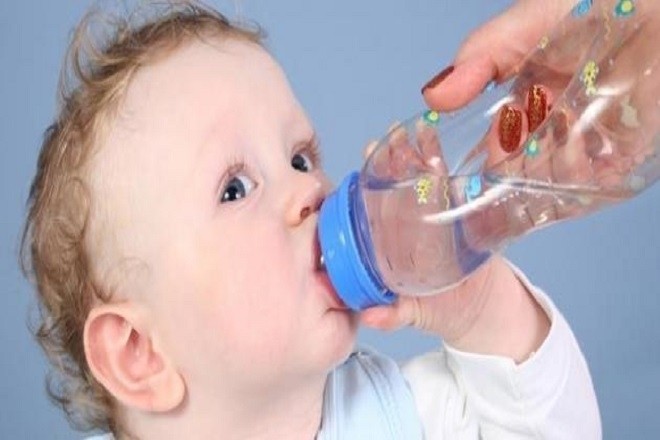 bổ sung nước cho trẻ sơ sinh bị khô môi