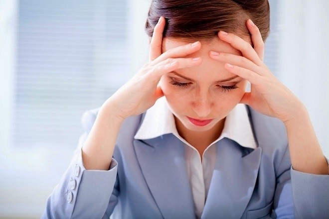 phụ nữ đau đầu vì công việc