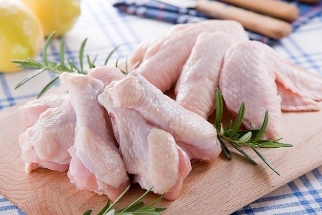 chuẩn bị nguyên liệu cho món gà nấu nấm hương