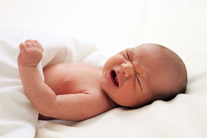 trẻ sơ sinh bị khụt khịt mũi khó ngủ