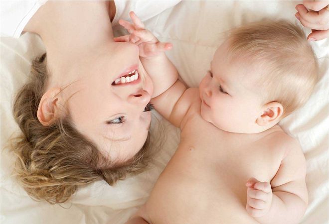 bé vuốt cằm mẹ