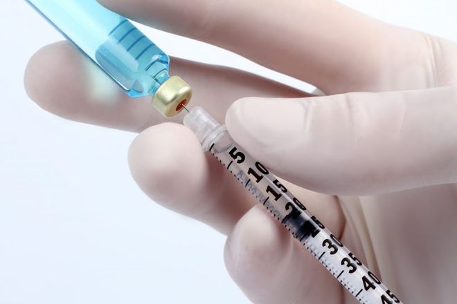 lấy vacxin vào ống xilanh