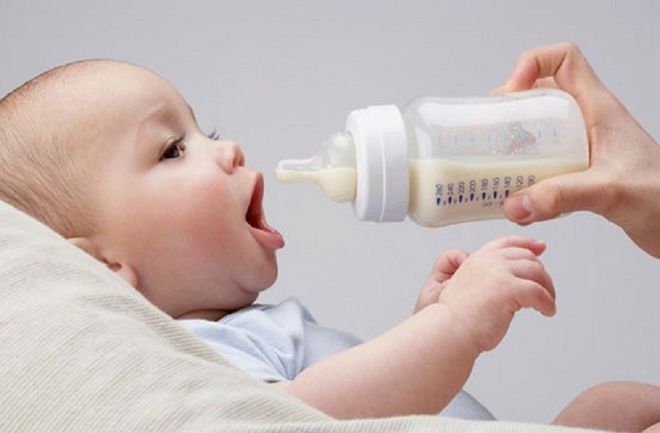 mẹ không nên cắt sữa khi cho bé ăn dặm