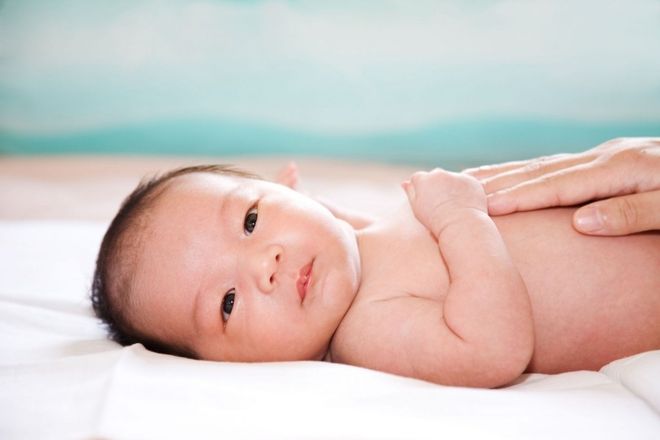 xoa bụng cho bé