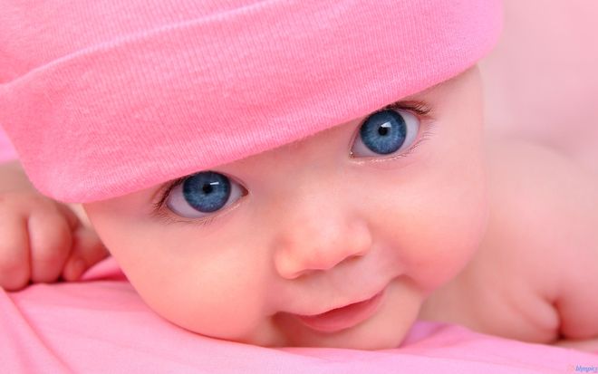 bé đội nón len hồng