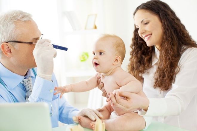 bác sĩ khám mắt cho bé