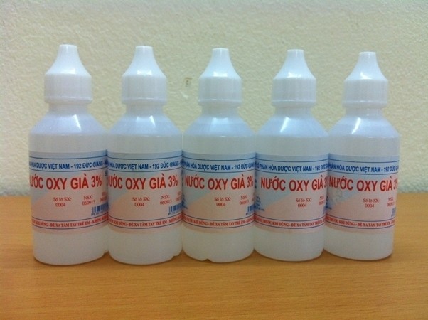 cách vệ sinh tai cho trẻ sơ sinh bằng oxy già