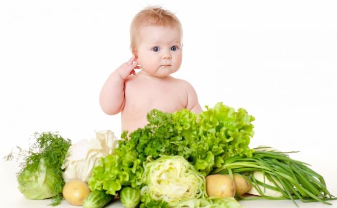 bé ngồi giữa rau củ