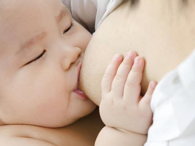trẻ bú sữa mẹ