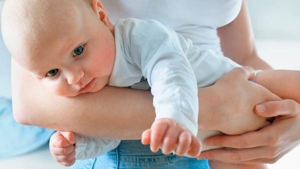 ợ hơi cho bé bằng cách nằm sấp bụng