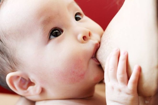 bé bú sữa mẹ