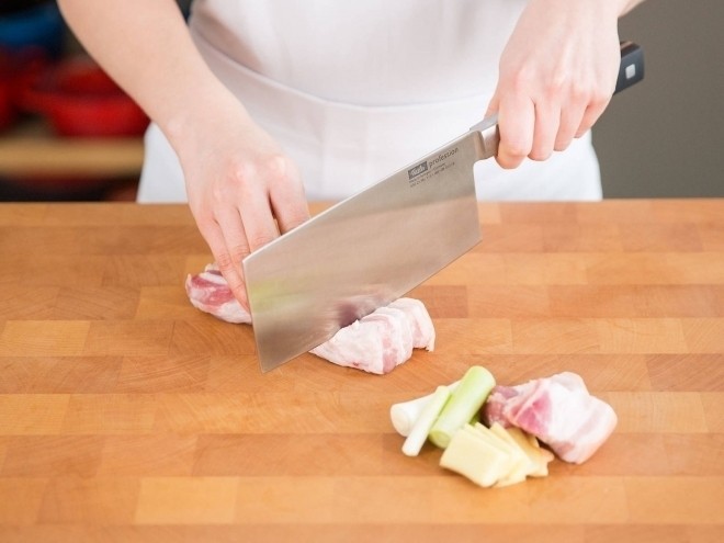 thái thịt heo thành những miếng vuông