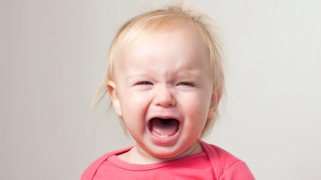 bé há miệng khóc to
