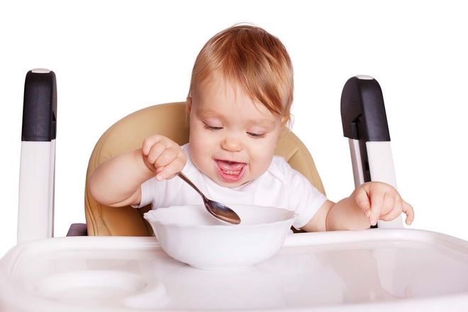 bé tự cầm muỗng ăn